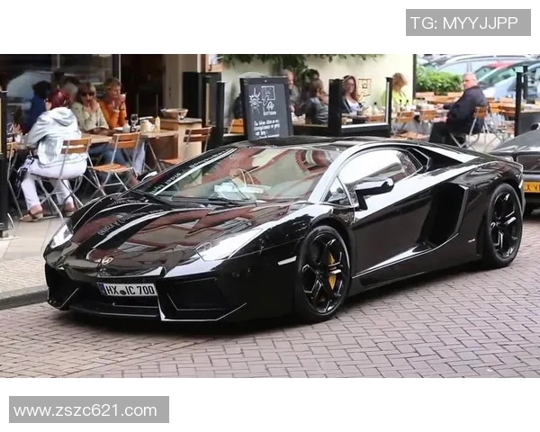 足球明星驾豪车上班的奢华生活揭秘与背后故事分享 足球明星驾豪车上班的奢华生活揭秘与背后故事分享